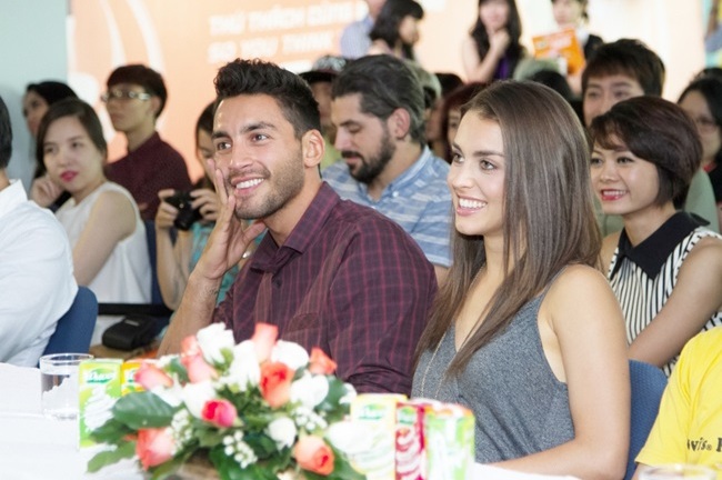 Ngôi sao Step-up Revolution xinh đẹp bên Robert điển trai tại VN